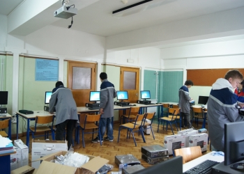 Alunos da EPO montam nova sala de informtica
