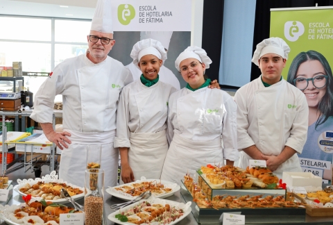 ESCOLA DE HOTELARIA DE FTIMA DINAMIZA MERCADO DE SALGADINHOS